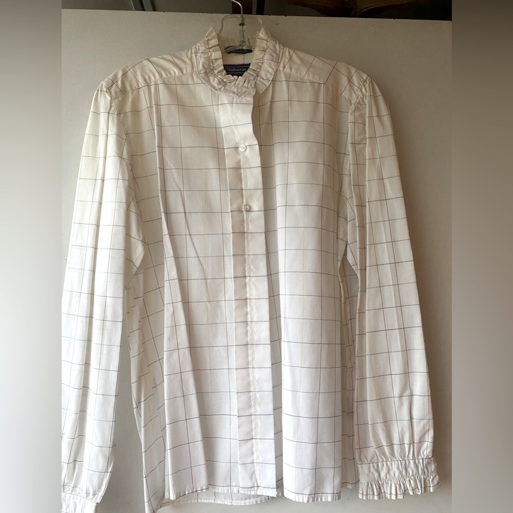 Stunning vintage Hathaway women’s button down shirt with ruffle details! Size 8